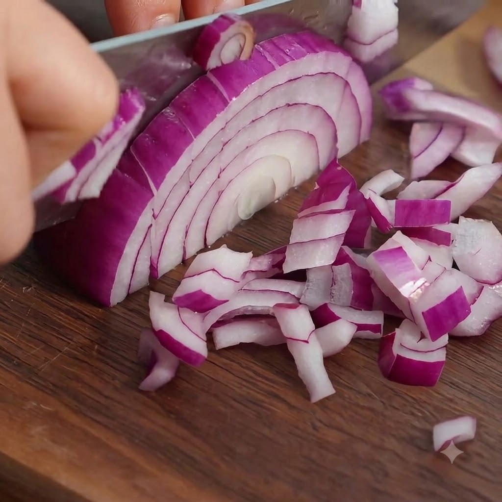 Tiras de tocino siendo cortadas en trozos pequeños y uniformes sobre una tabla de madera.