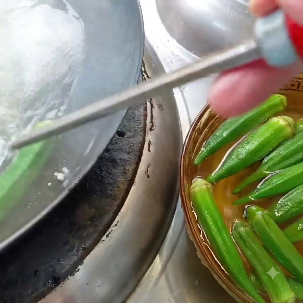 Okra siendo blanqueada en una olla con agua hirviendo junto a un tazón de okra en remojo.