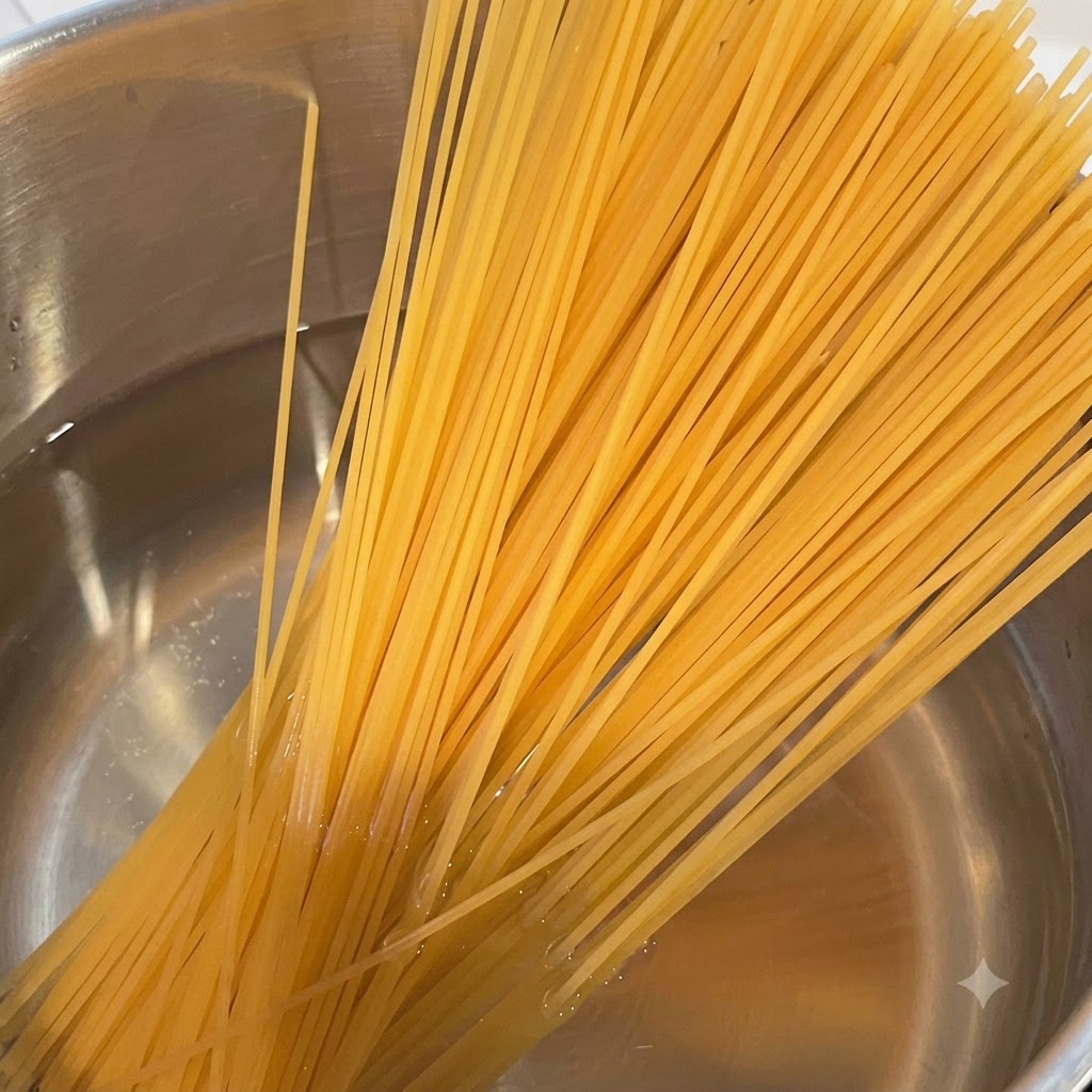 Un manojo de fideos de espagueti secos colocados sobre una olla de agua hirviendo humeante.