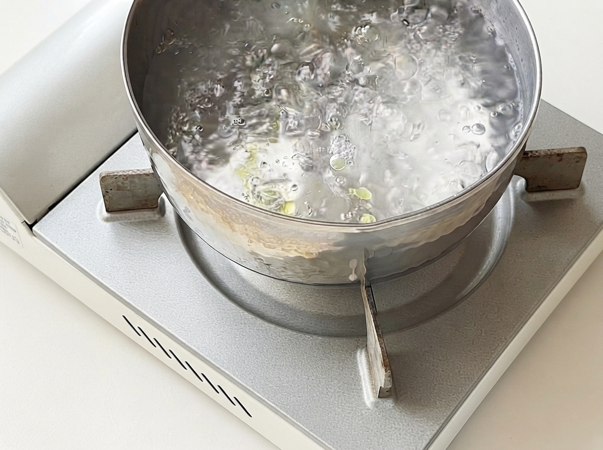 Espaguetis cociéndose en una olla con agua hirviendo.