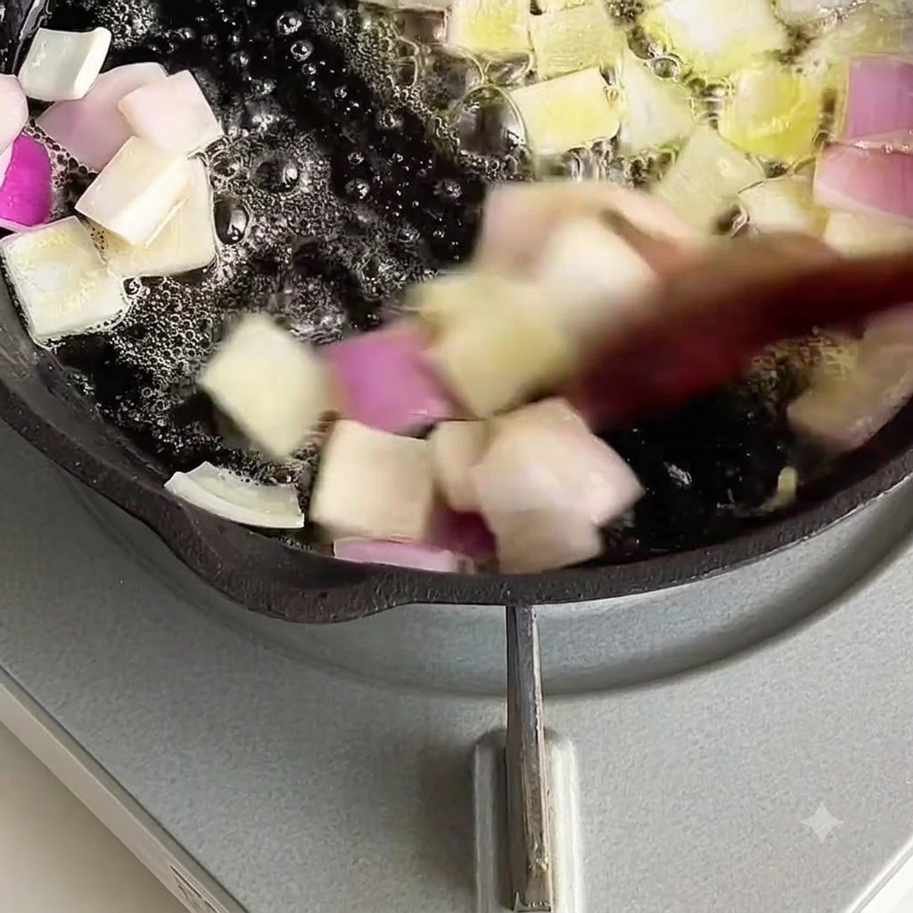 Cebollas picadas salteándose en mantequilla derretida.