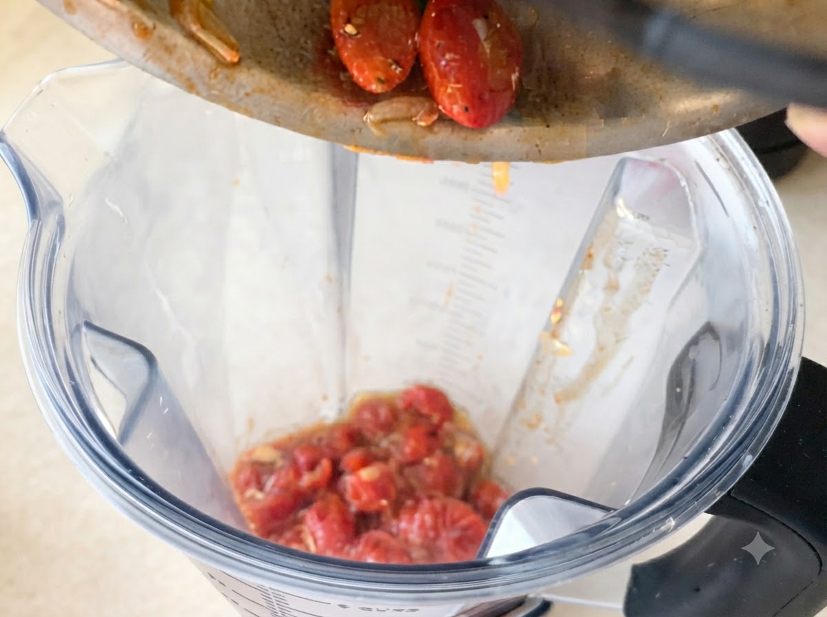 Salsa de tomate roja y rica siendo vertida desde un tazón a una sartén que contiene ajo y chile fritos.