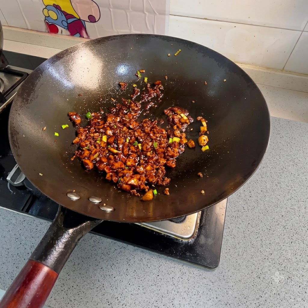 Zanahorias y papas en cubitos junto con tofu frito mezclándose en el wok con la carne.