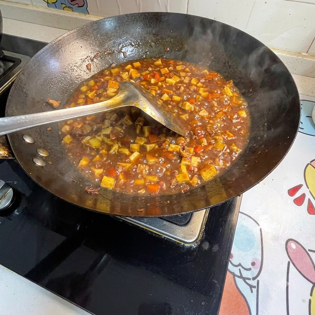 Agua con maicena revolviéndose en la salsa burbujeante del wok para espesarla.