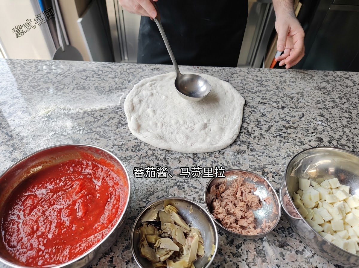 Un cucharón de metal esparciendo salsa de tomate rojo sobre una base de pizza plana.