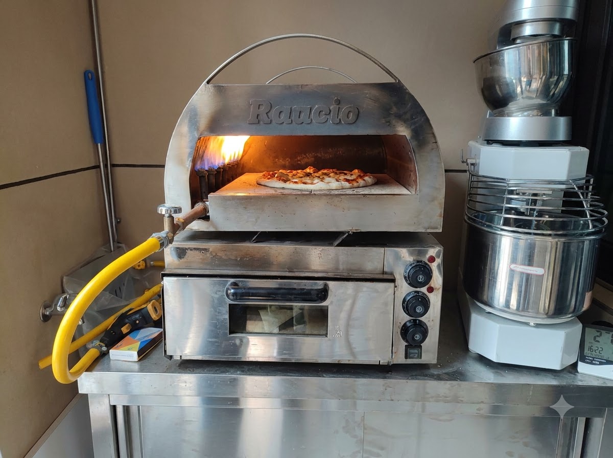 Una pizza cruda horneándose dentro de un horno de pizza de acero inoxidable para encimera con una llama brillante rodante en la parte posterior.