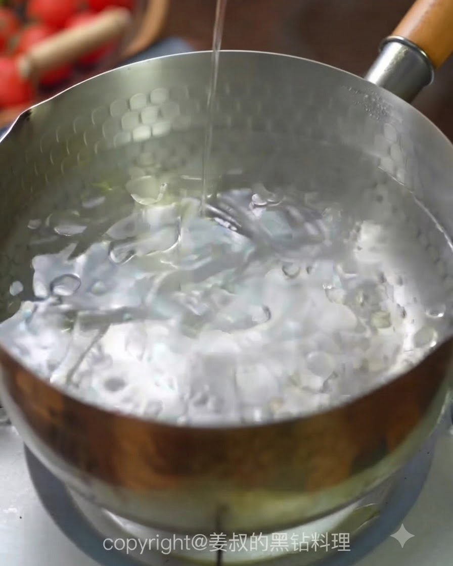 Fideos de espagueti introducidos en una olla con agua hirviendo.