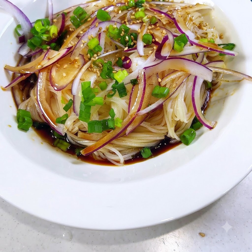 Semillas de sésamo esparciéndose sobre los fideos aderezados, las cebollas y la salsa.