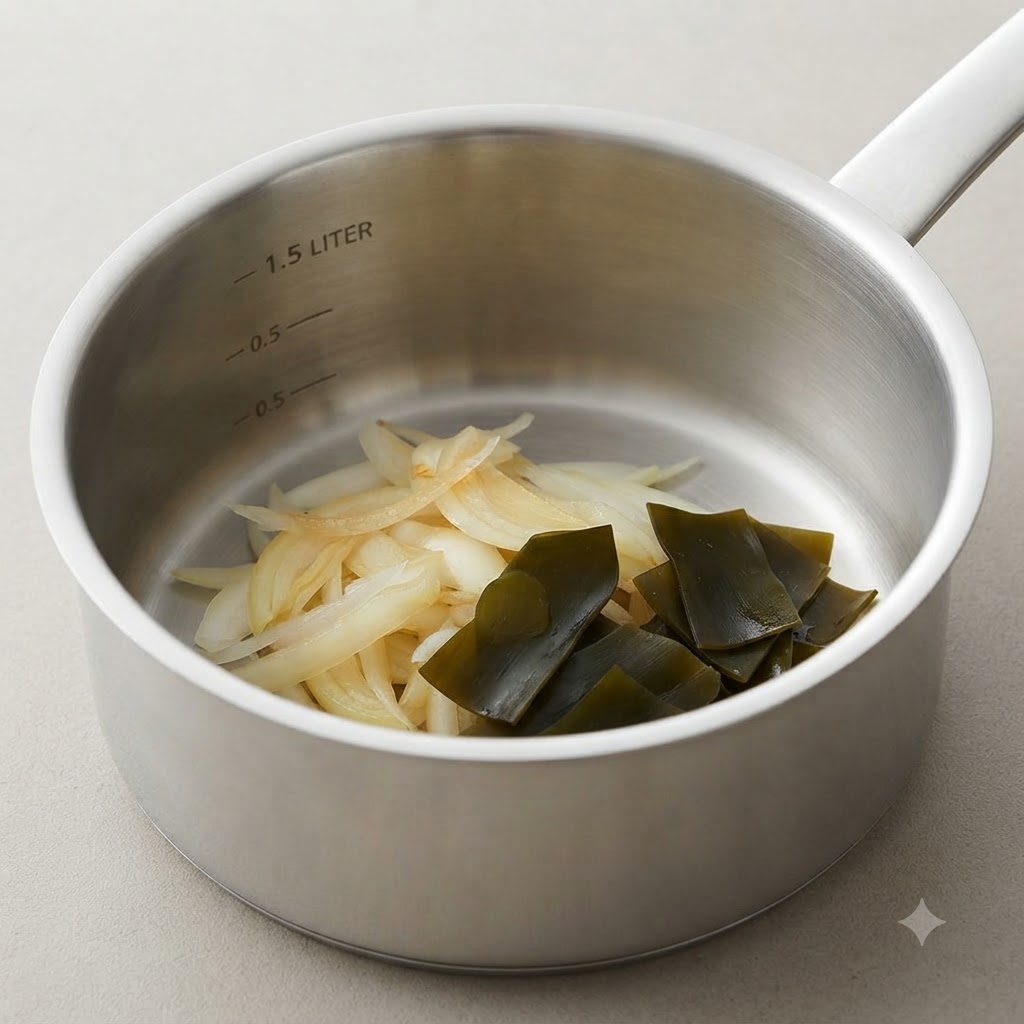 Una olla de cocina que contiene cebollas cocidas blandas junto con un nudo de alga doblado.