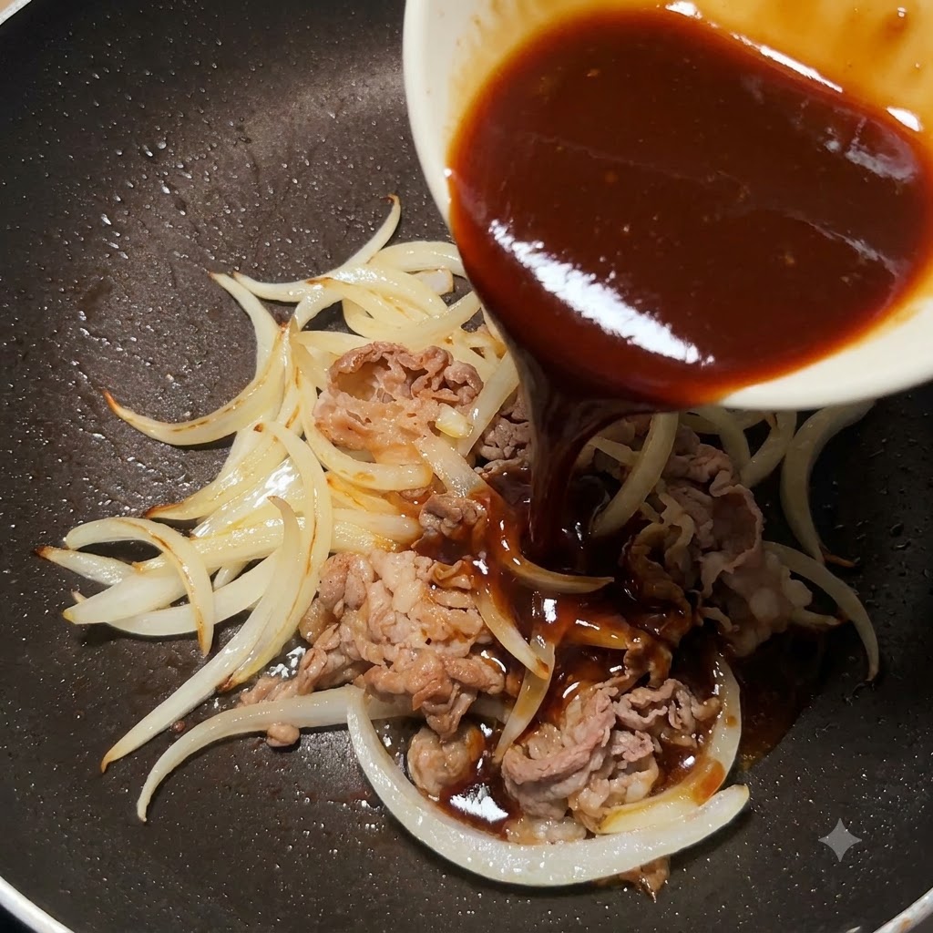 Salsa teriyaki espesa siendo vertida desde un pequeño bol blanco en una sartén con ternera y cebollas cortadas.