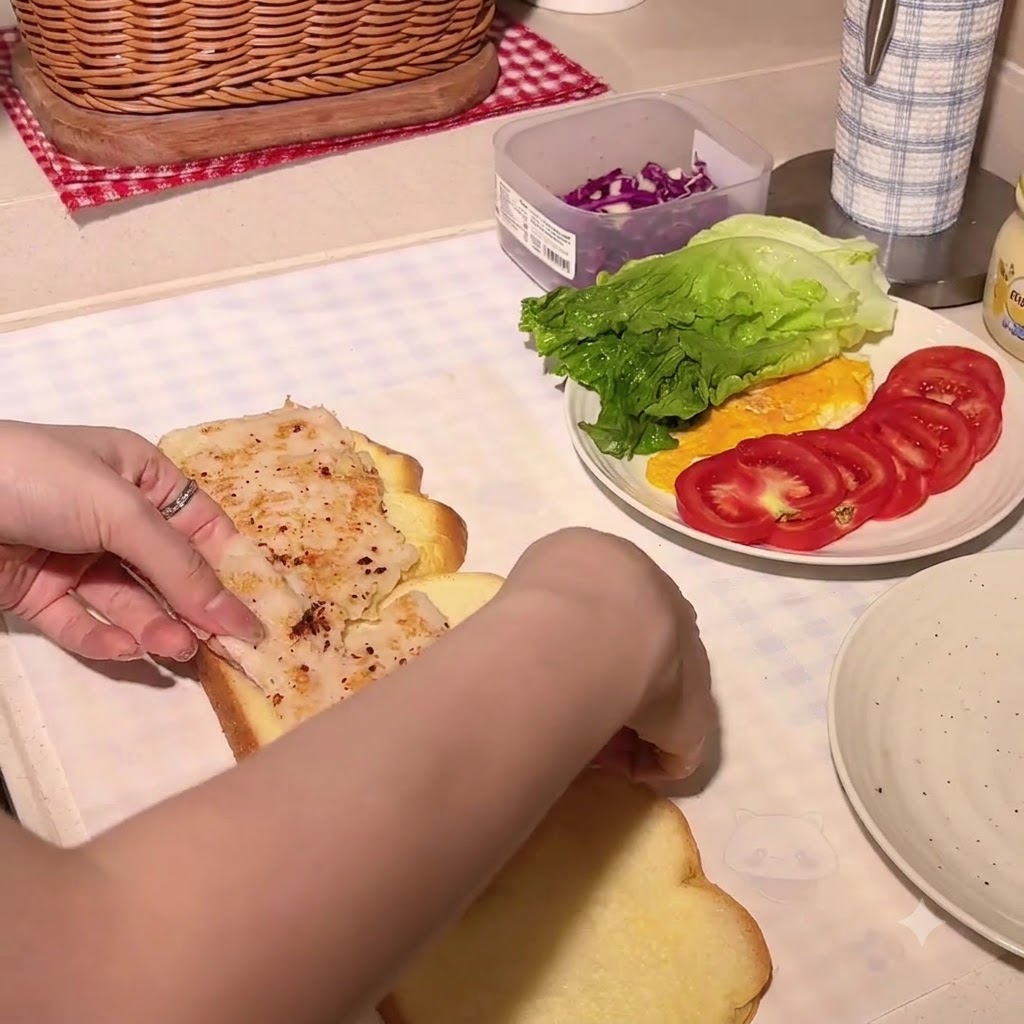 Mostaza con miel siendo escurrida sobre una rebanada de pan de calabaza con un filete de pollo.
