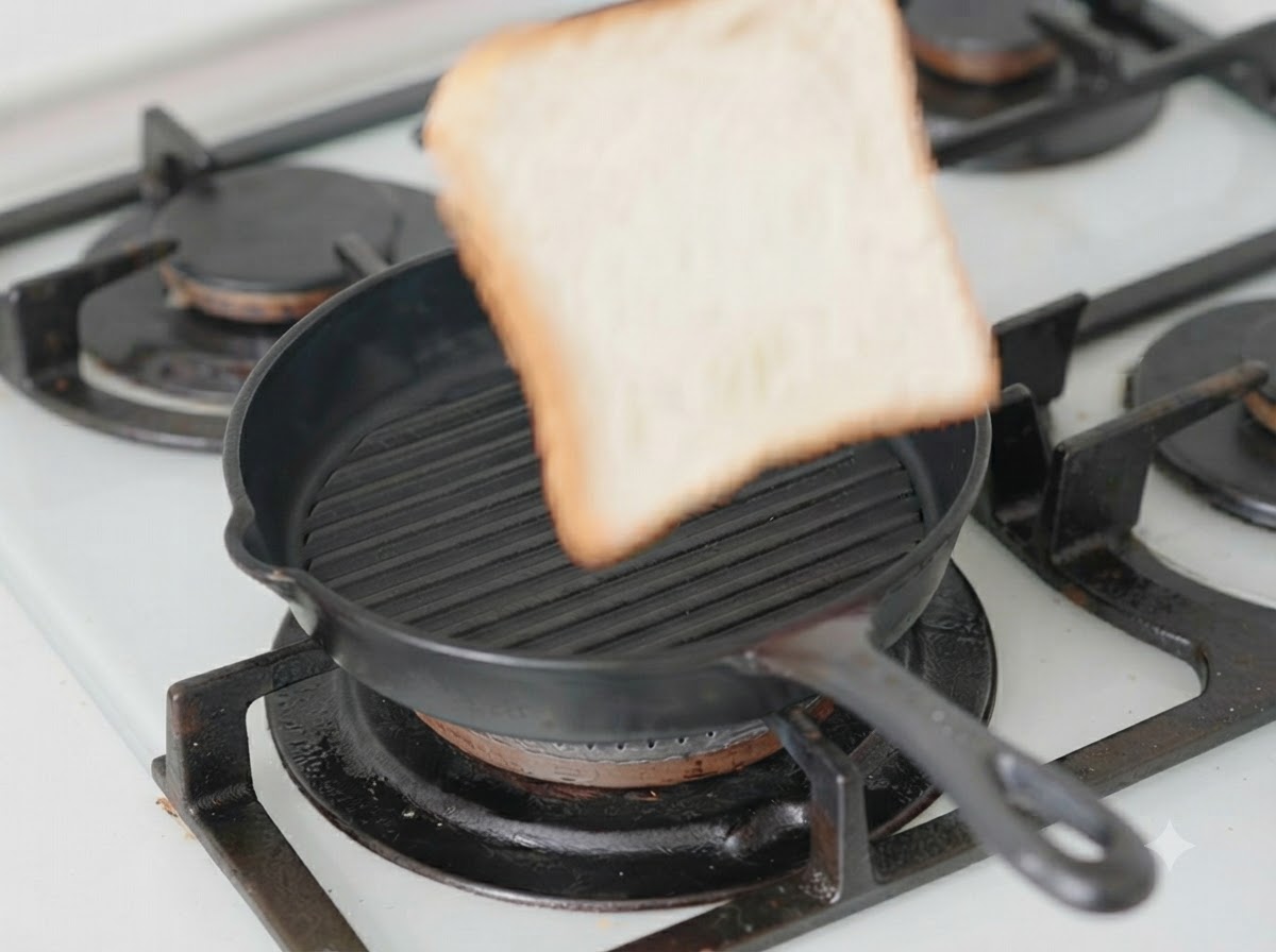 Una sola rebanada de pan dentro de una sartén de grill negra con queso encima.