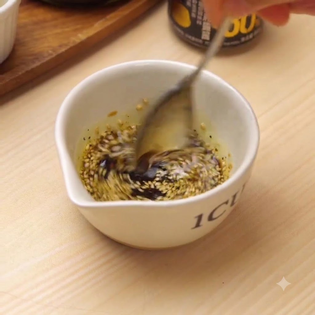 Una cuchara mezclando activamente los ingredientes del aderezo dentro de un tazón blanco pequeño.