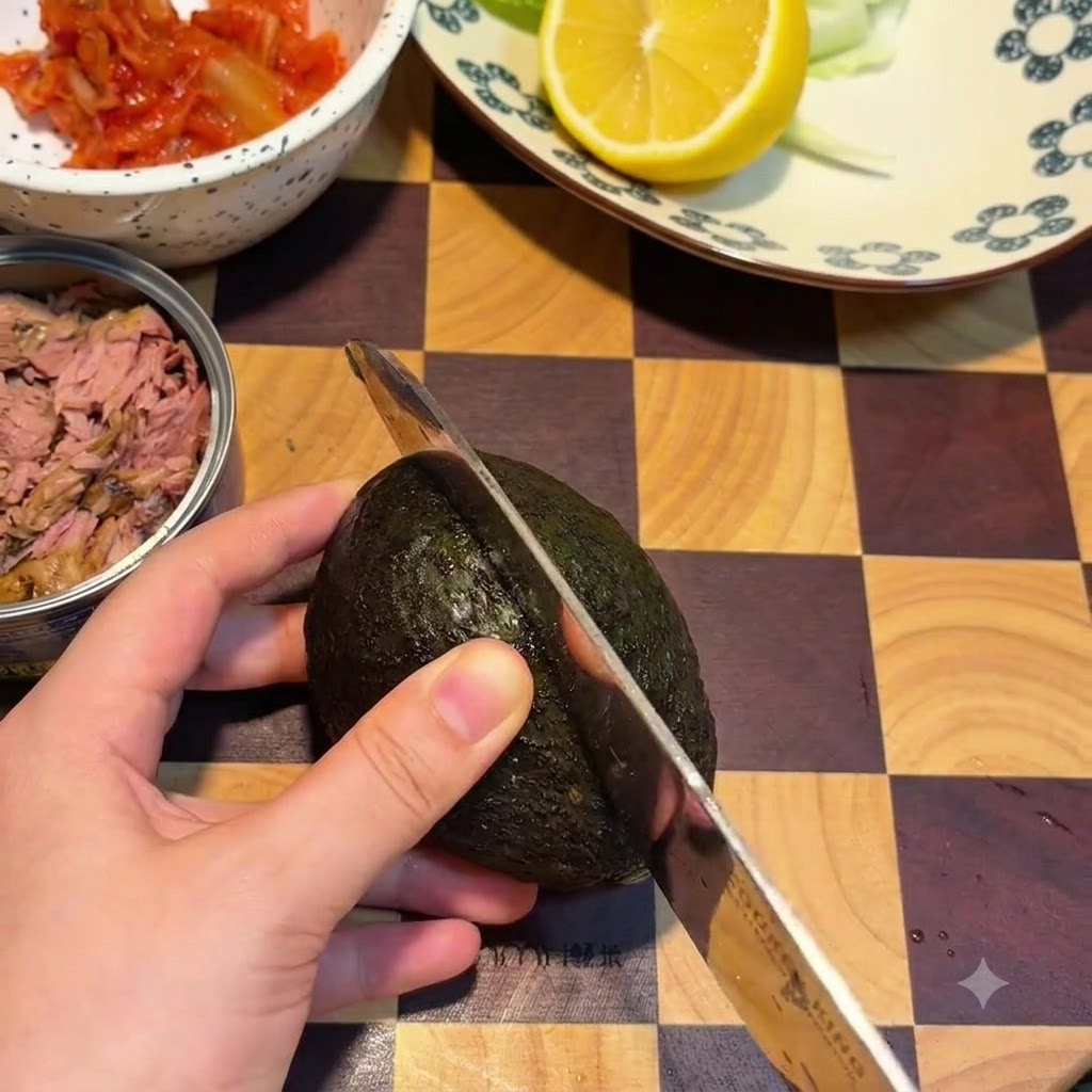 Un aguacate siendo cortado limpiamente por la mitad a lo largo alrededor del hueso con un cuchillo.