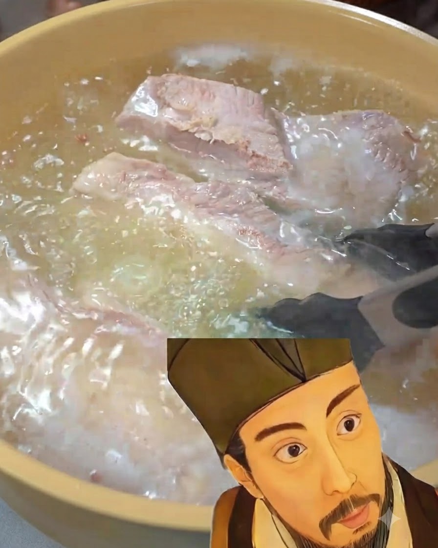 Tiras de panceta de cerdo hirviendo en una olla junto con jengibre y cebolletas.