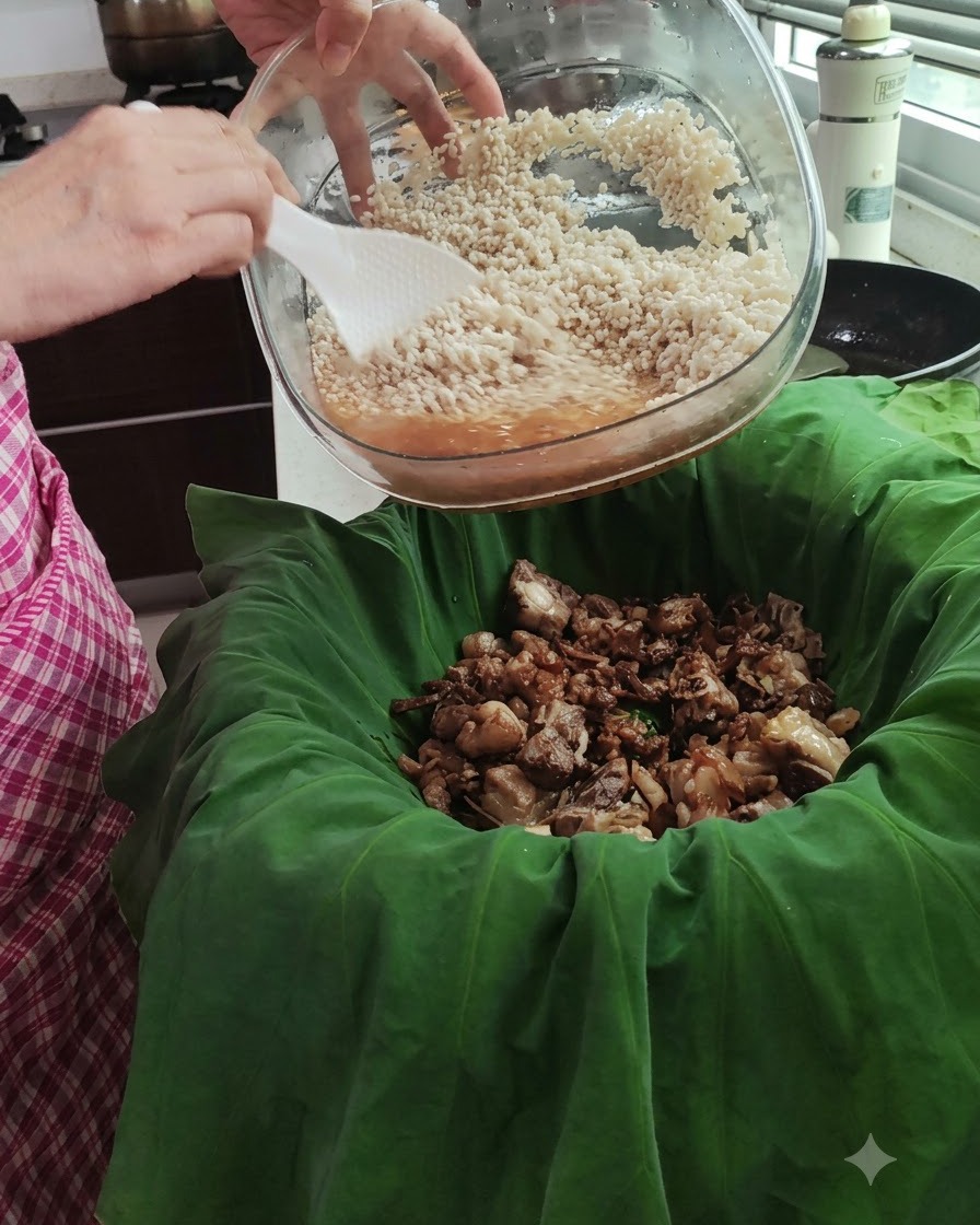 Arroz remojado en un bol de vidrio vertiéndose sobre la cama de cerdo cocido dentro de una hoja de loto verde.
