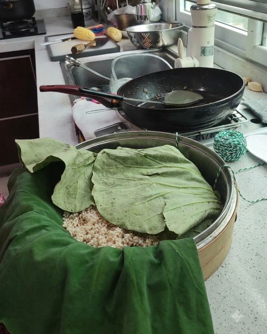 Un paquete envuelto de hoja de loto sentado en una cesta vaporera con cuerda de cocina verde y blanca cerca.