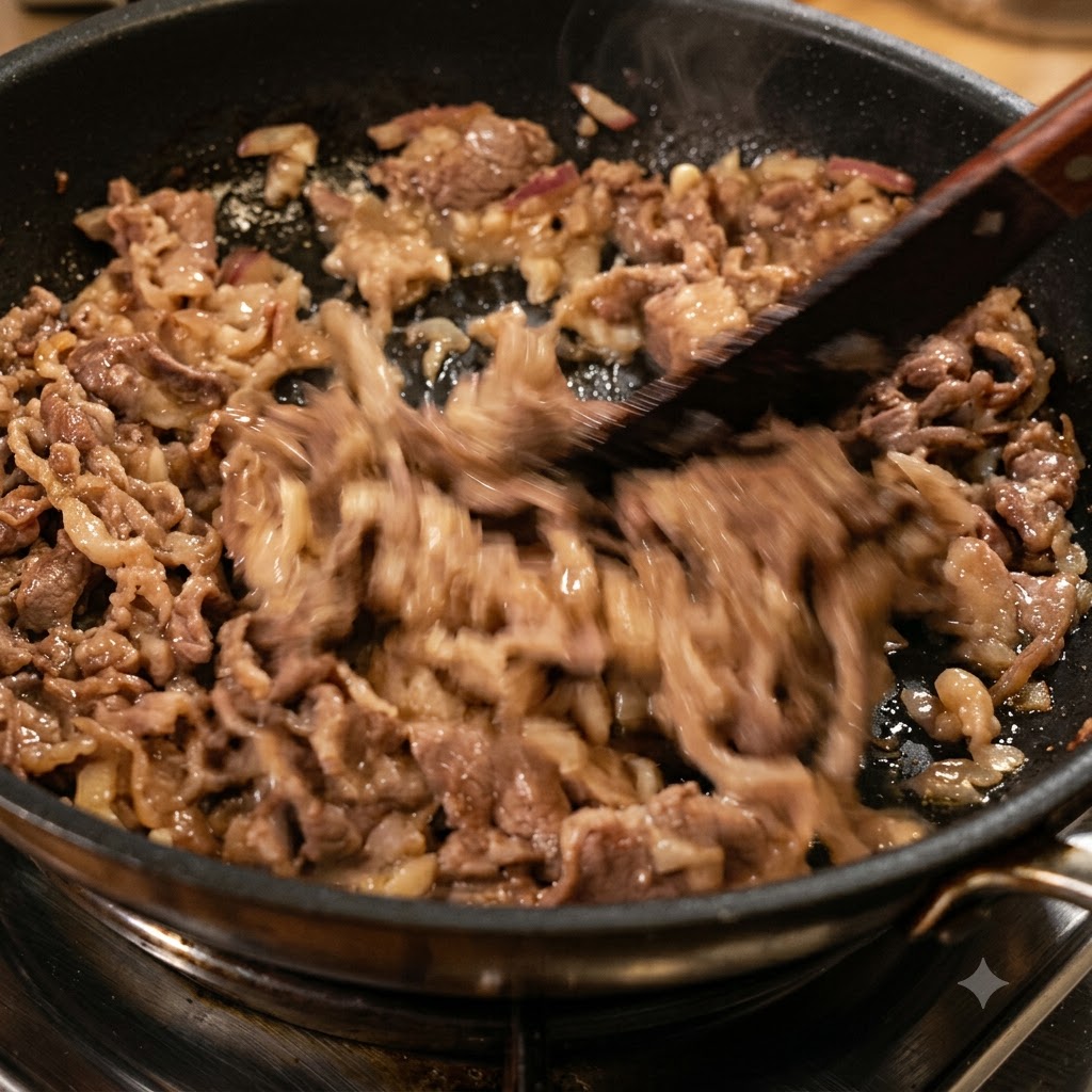 Chiles rojos secos picados salteándose con carne y cebollas en una sartén.