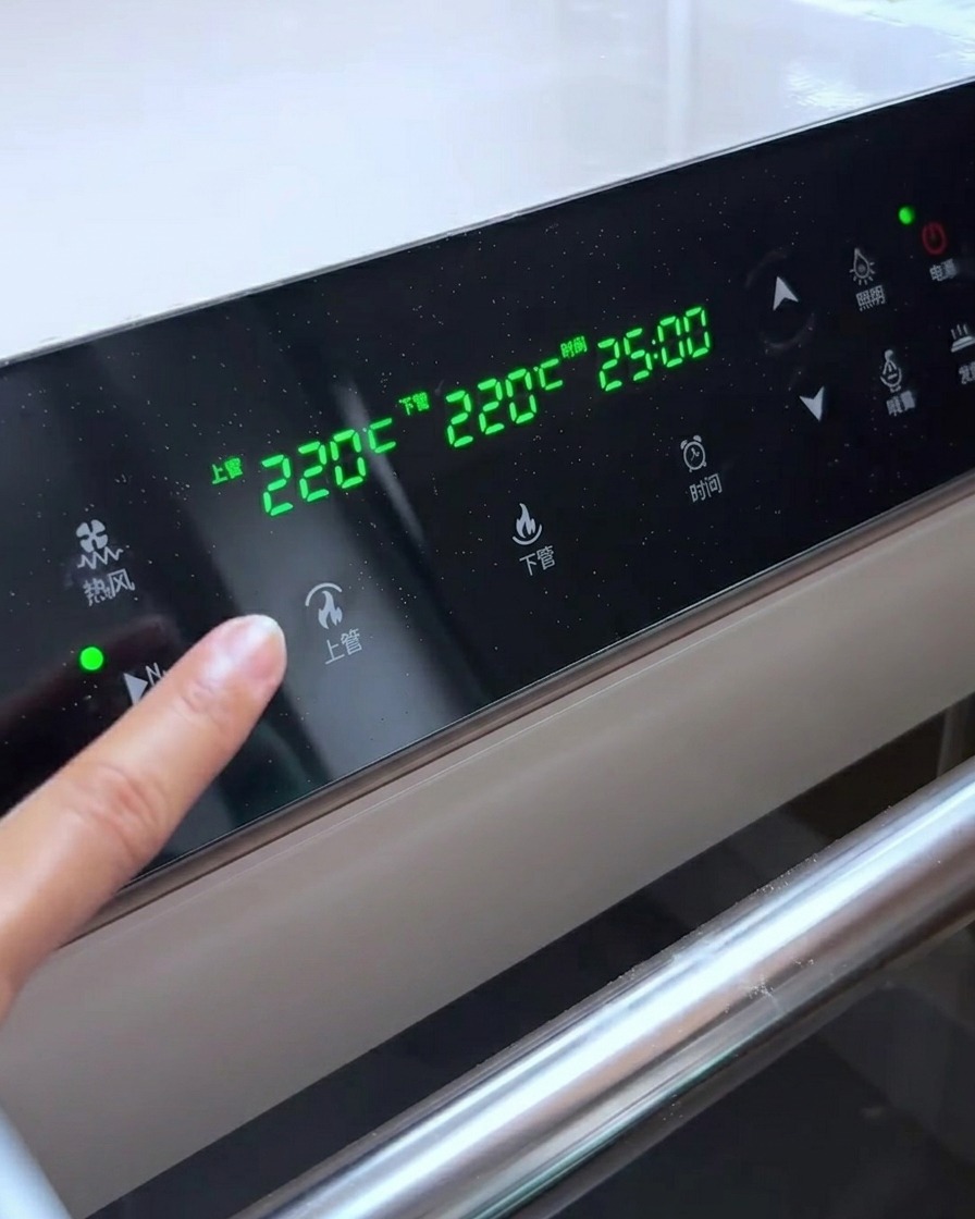 Panel de control del horno mostrando ajustes de temperatura de 220°C para las resistencias superior e inferior.