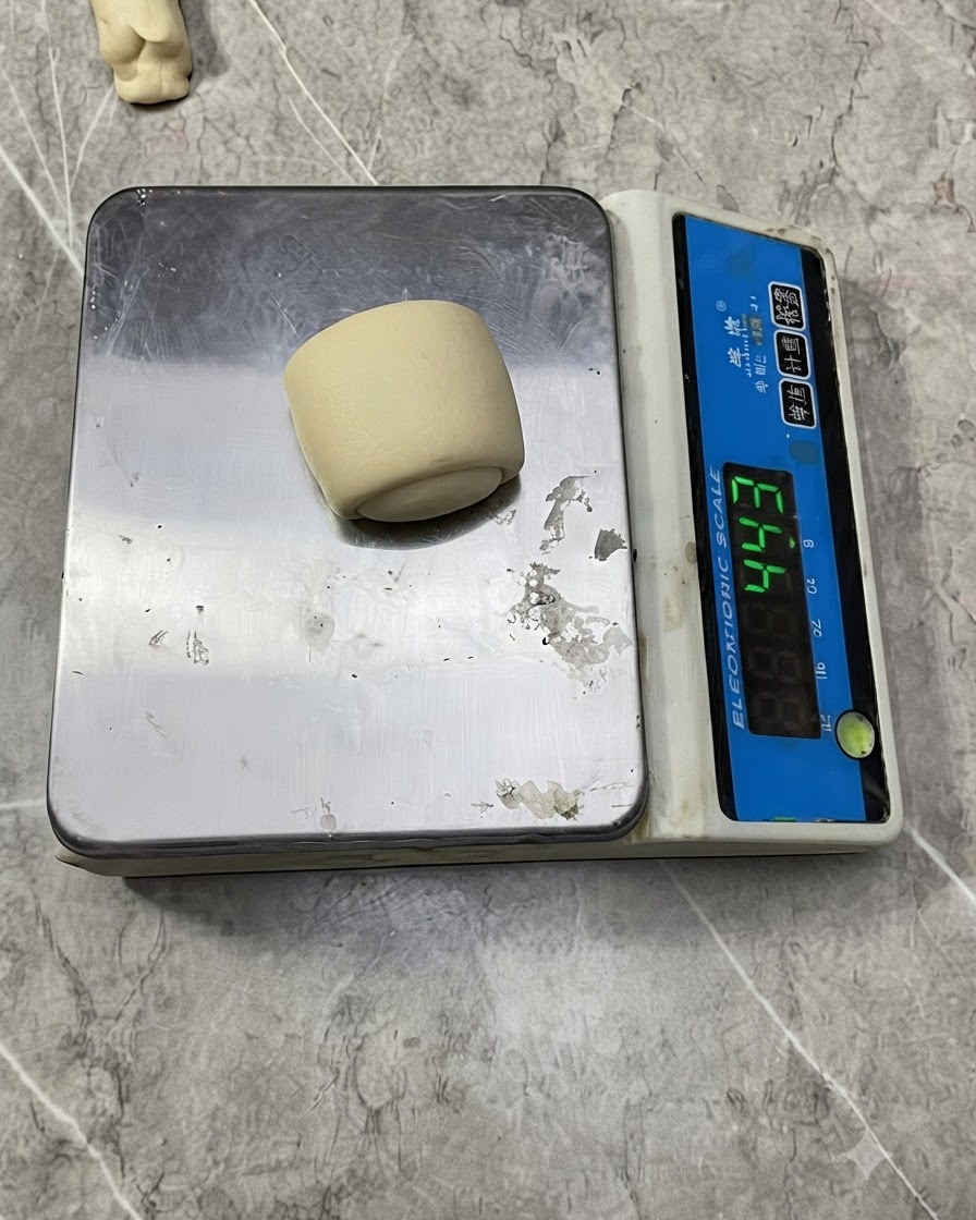 Una pequeña bola de masa colocada en una báscula de pesaje digital electrónica.