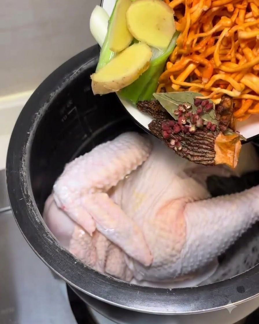 Vertiendo los aromáticos y setas preparados en la olla con el pollo.