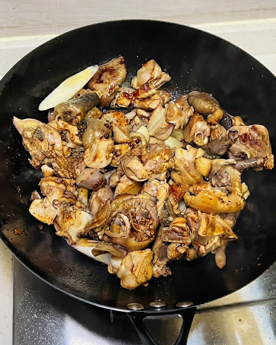Vertiendo salsas como salsa de soja clara y oscura sobre el pollo.