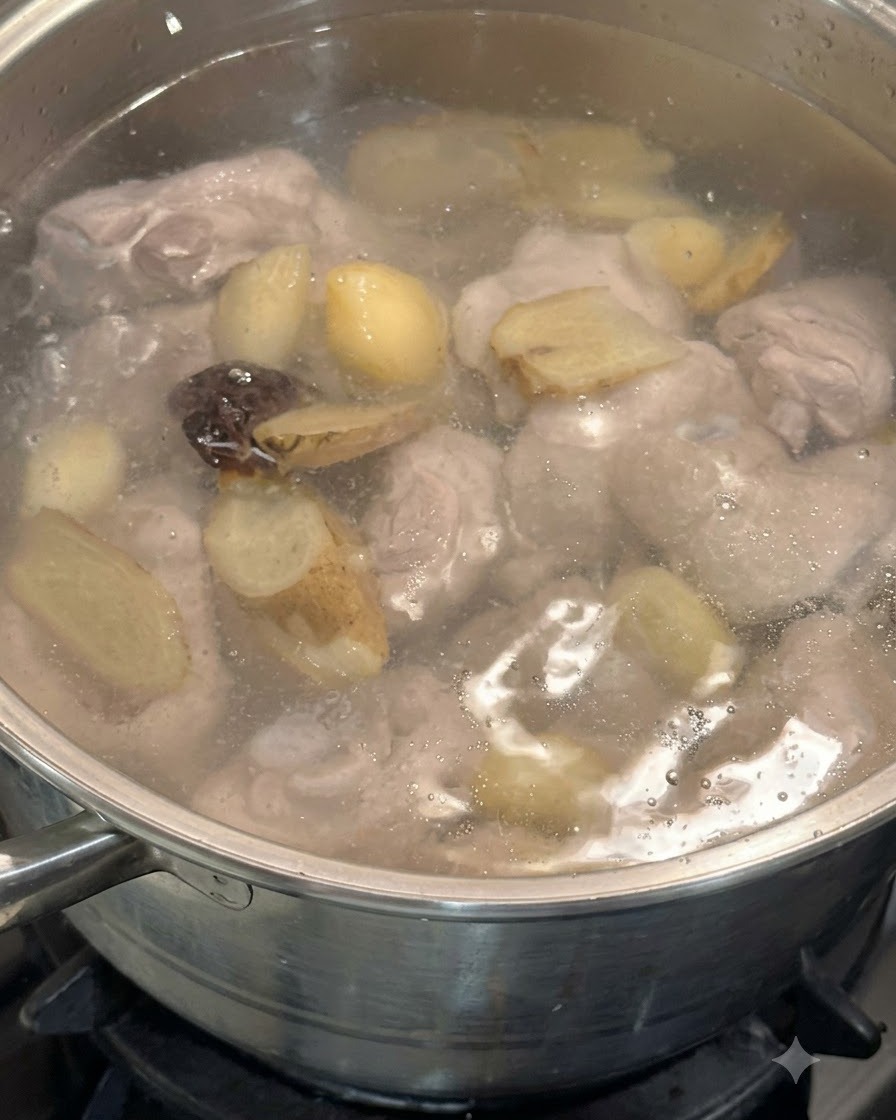 Setas shiitake y agua de remojo de setas agregándose a la olla que contiene las patas de pollo y los aromáticos.