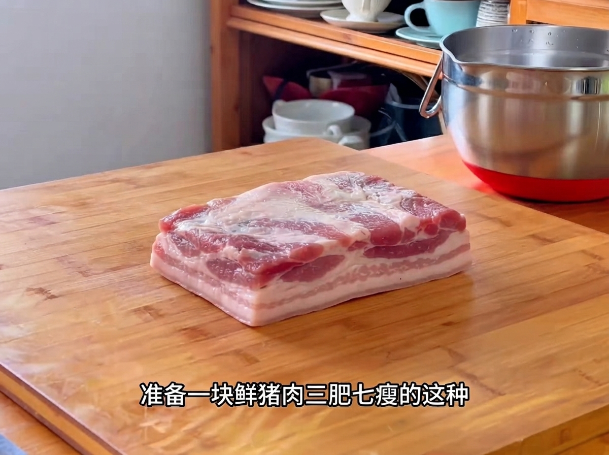 Trozo de carne de cerdo fresca colocado en una tabla de cortar, listo para la preparación.