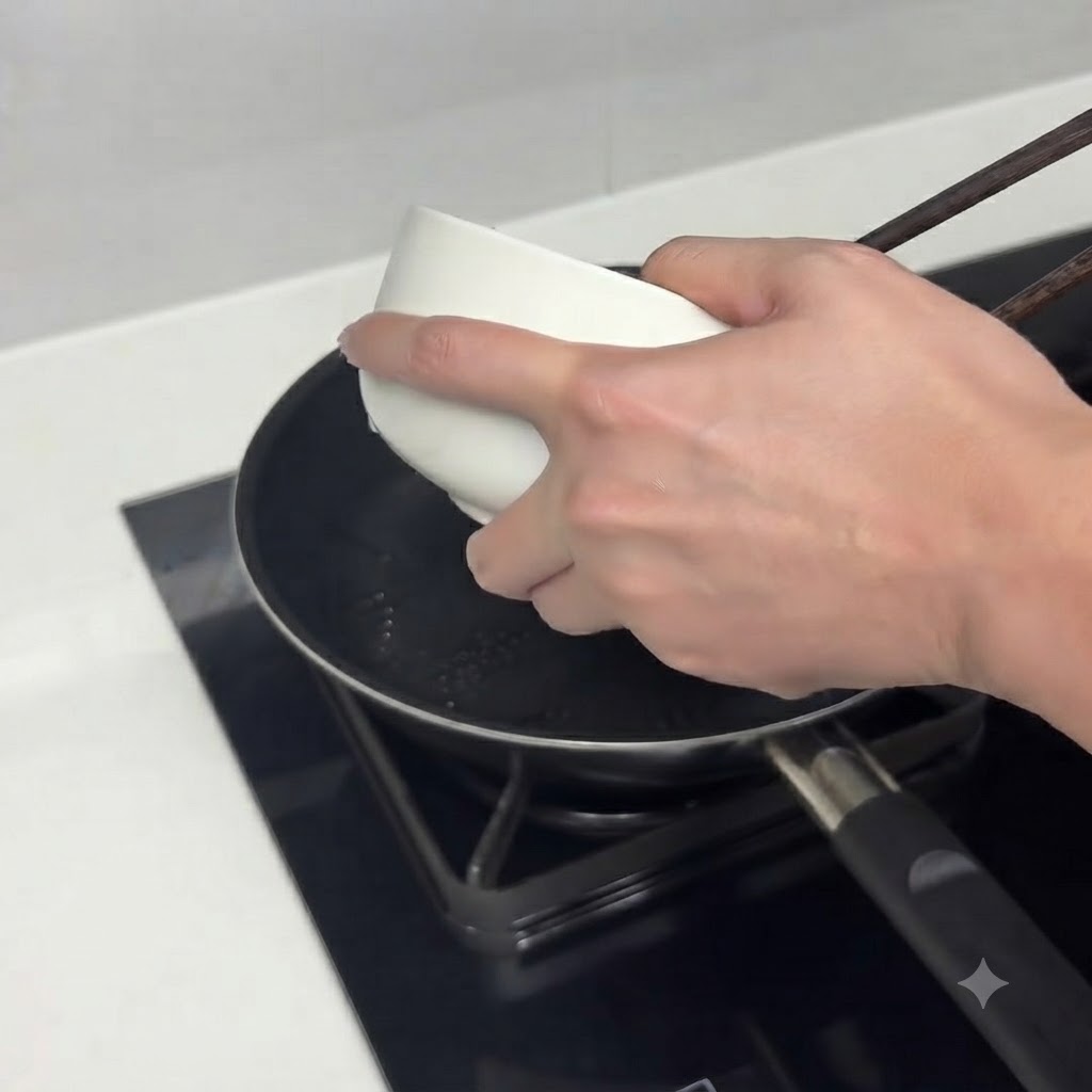 Trozos de pollo marinado friéndose en aceite caliente en una sartén hasta dorarse.