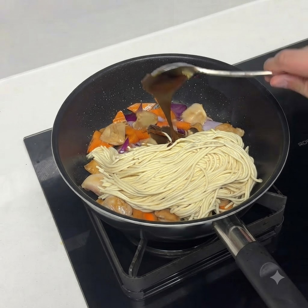 Pasta de curry o bloques de curry siendo añadidos a los ingredientes de la sartén.