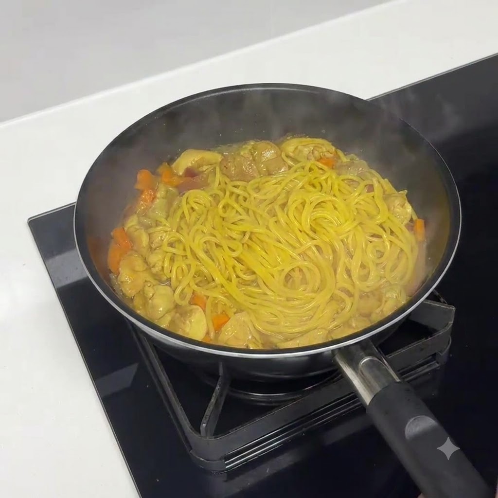 Pasta cociendo a fuego medio-alto para reducir y espesar la salsa.
