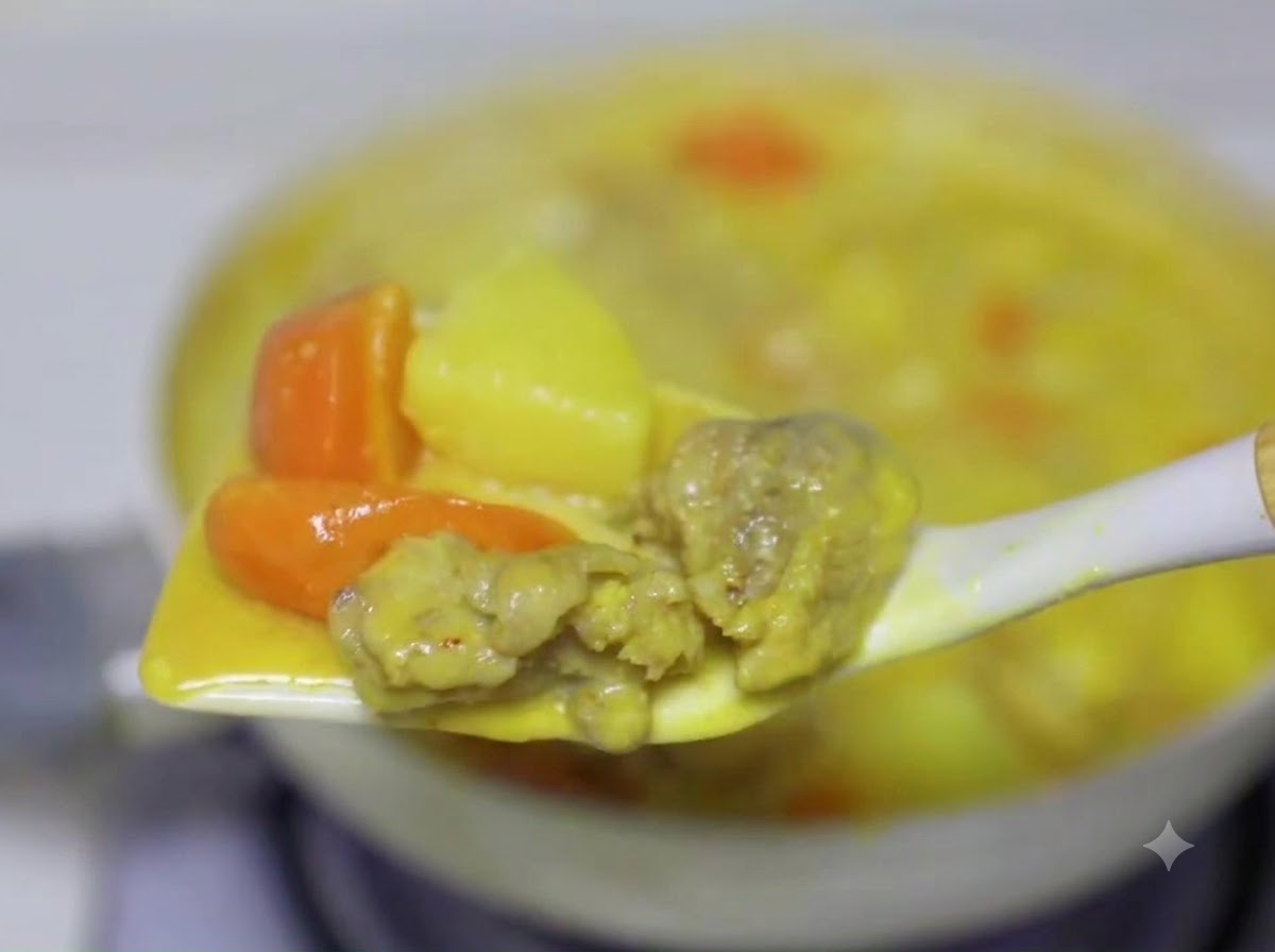 Un trozo de mantequilla derritiéndose en la sartén con el aceite restante.