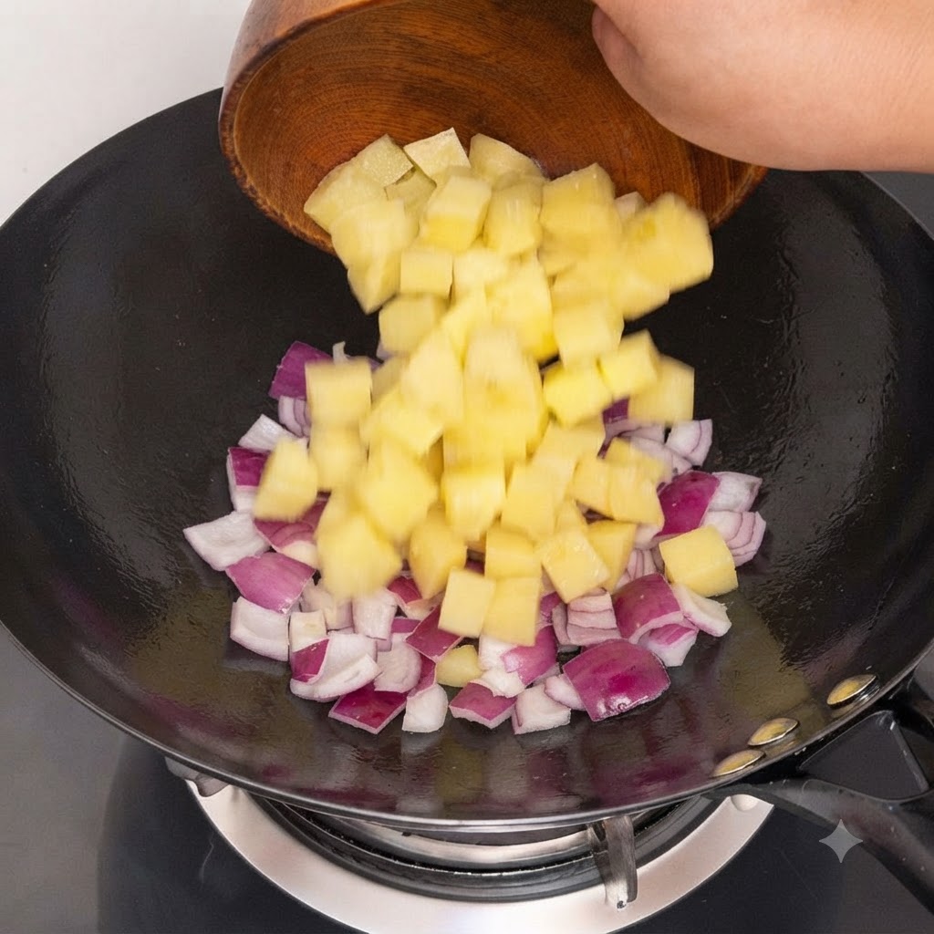 Cebollas moradas picadas siendo vertidas en un wok caliente para saltear.