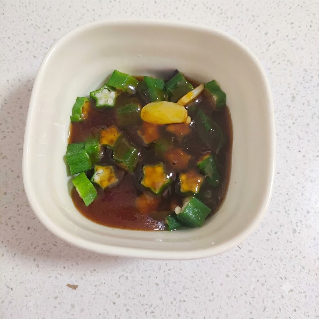 Okra hirviendo en una olla de agua caliente.