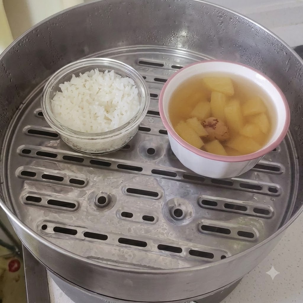 Palillos mezclando okra cocida con arroz al vapor en un bol.