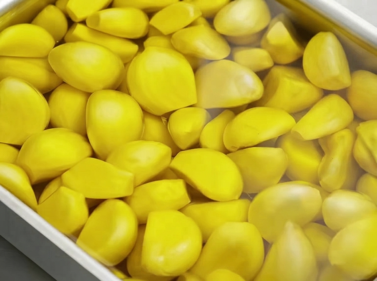 Ramas frescas de tomillo colocadas sobre la superficie de los dientes de ajo sumergidos en aceite de oliva.