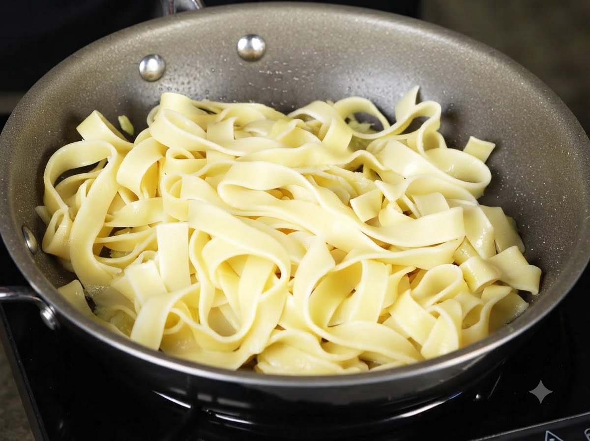 Un cucharón tomando y vertiendo agua almidonada de pasta sobre los fideos dentro de la sartén de cocción.