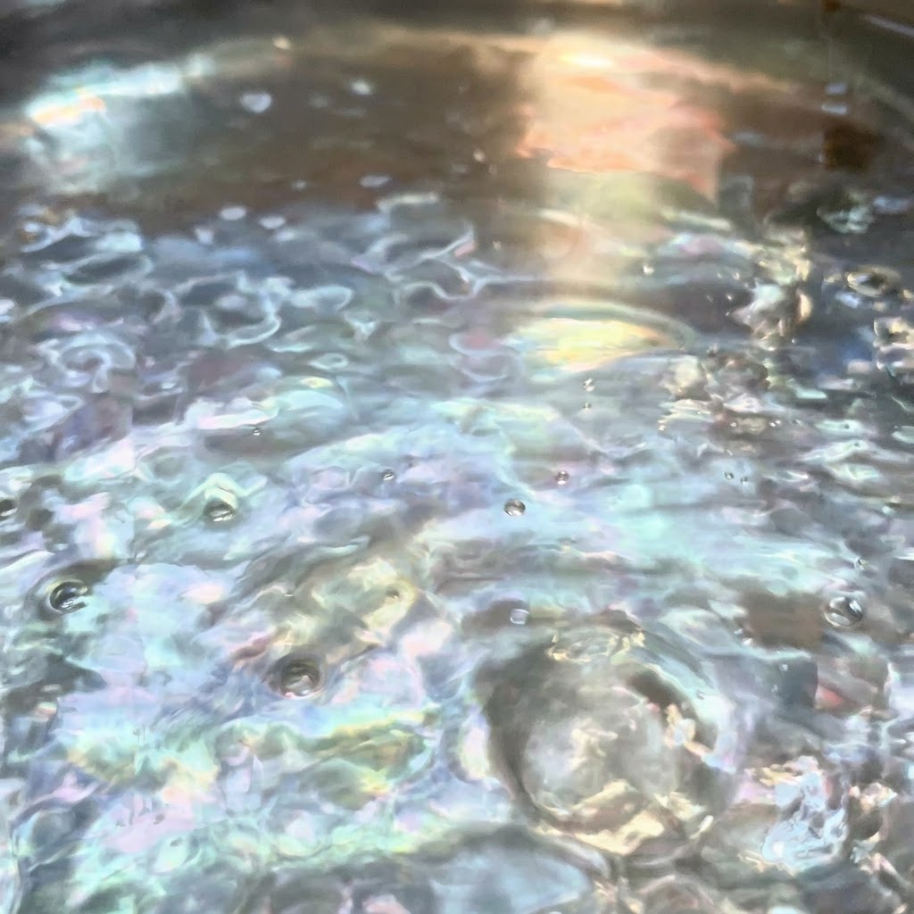 Sal disolviéndose en una olla con agua hirviendo vigorosamente.