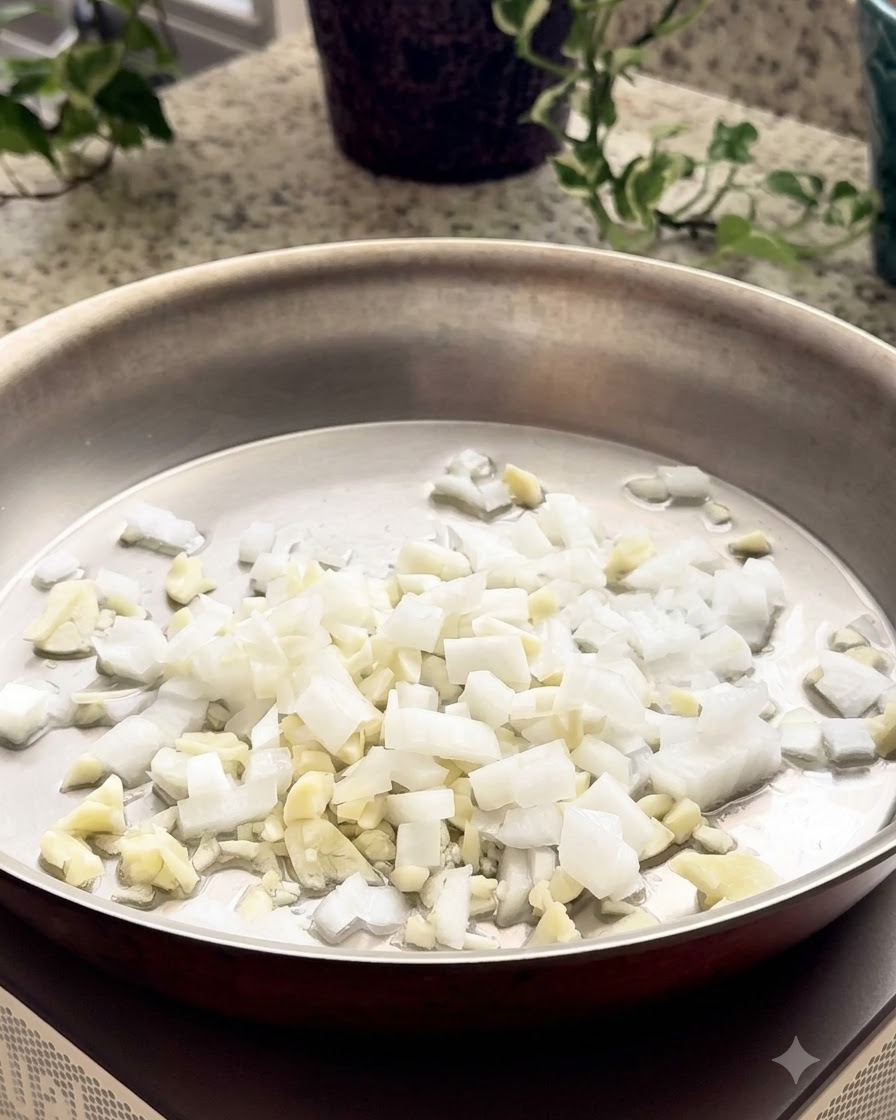 Hojuelas de chile siendo espolvoreadas en una sartén con cebollas picadas, ajo y brócoli.