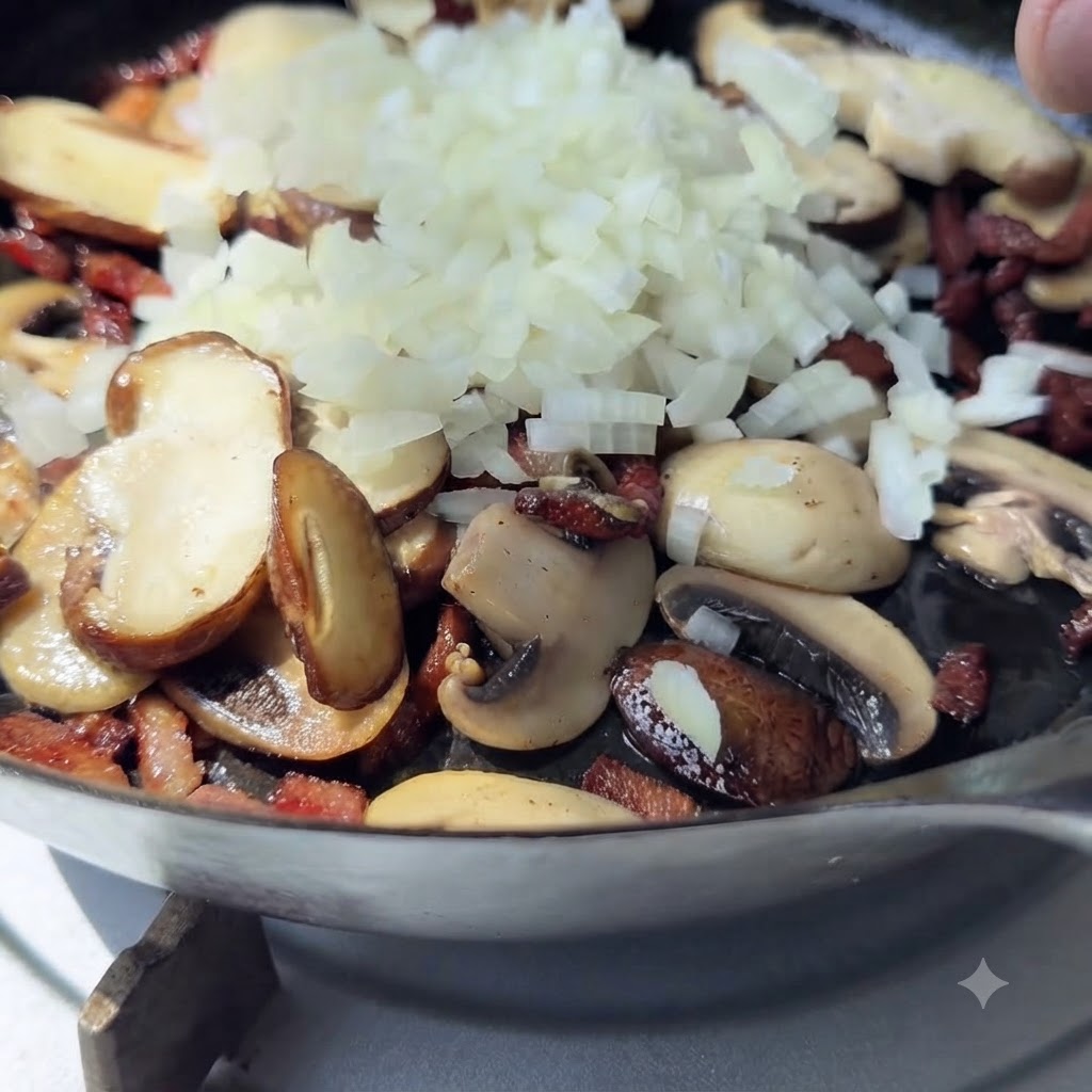 Un montón de cebollas blancas recién picadas sobre champiñones cocidos y tocino en una sartén.
