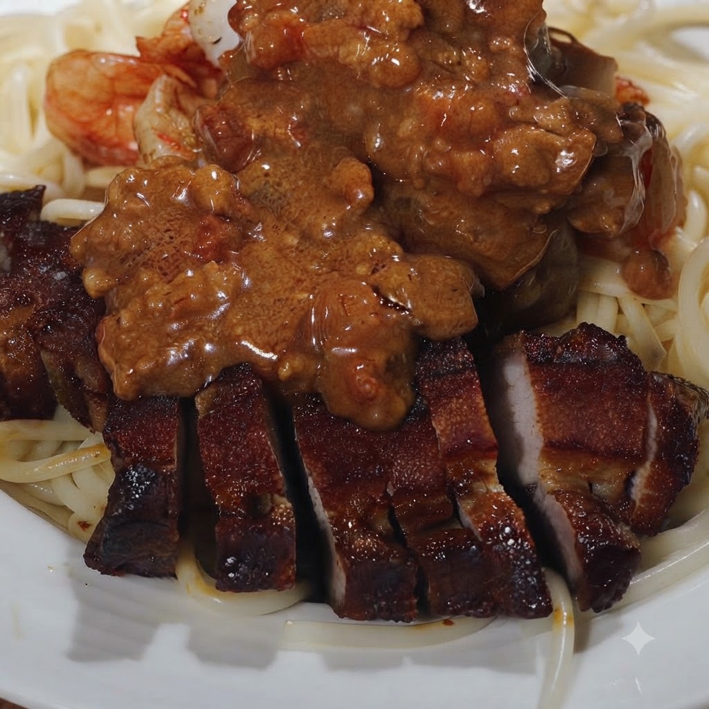 Espesa salsa cremosa de tomate y carne siendo servida con un cucharón sobre la pasta, los camarones y la panceta.