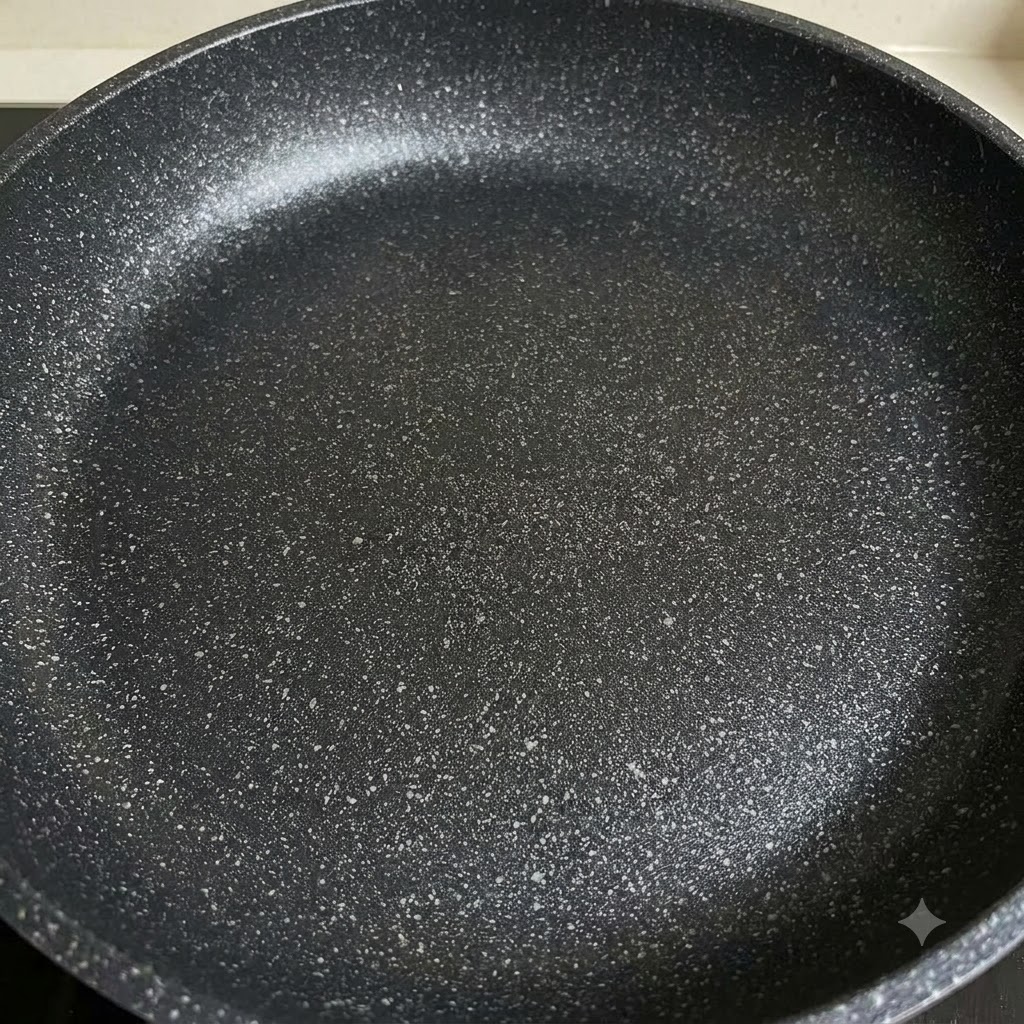 Cebollas y pimientos cortados salteándose en una sartén.