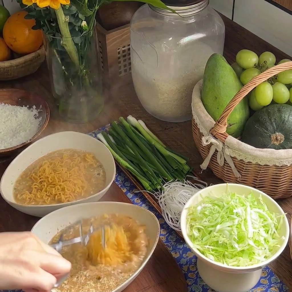 Fideos instantáneos ondulados ya cocidos colocándose en un tazón lleno de caldo cremoso.