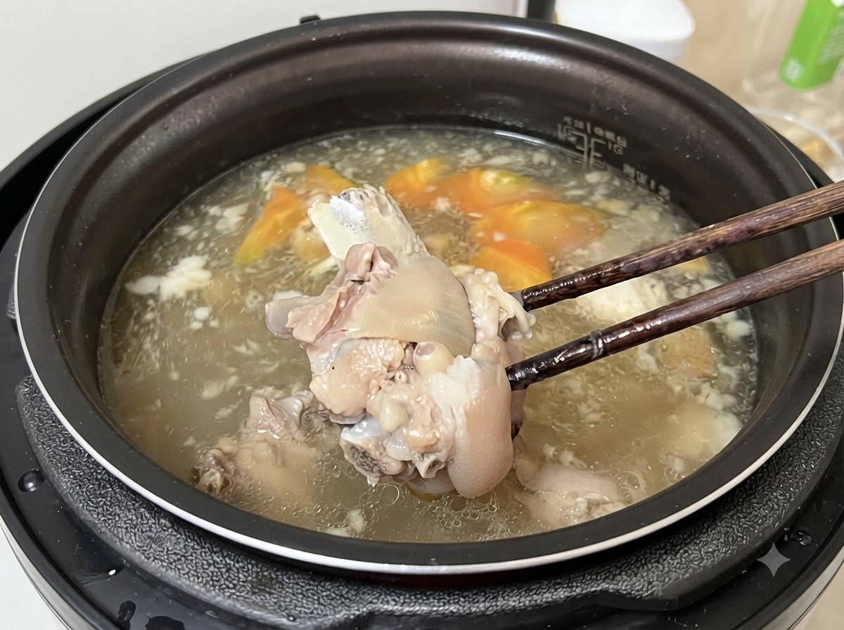 Palillos levantando un trozo de carne tierna del caldo cocido.