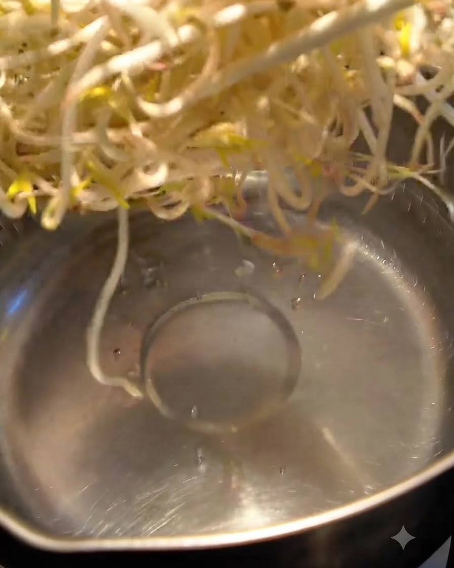 Brotes de soja blanqueándose en una olla con agua hirviendo.