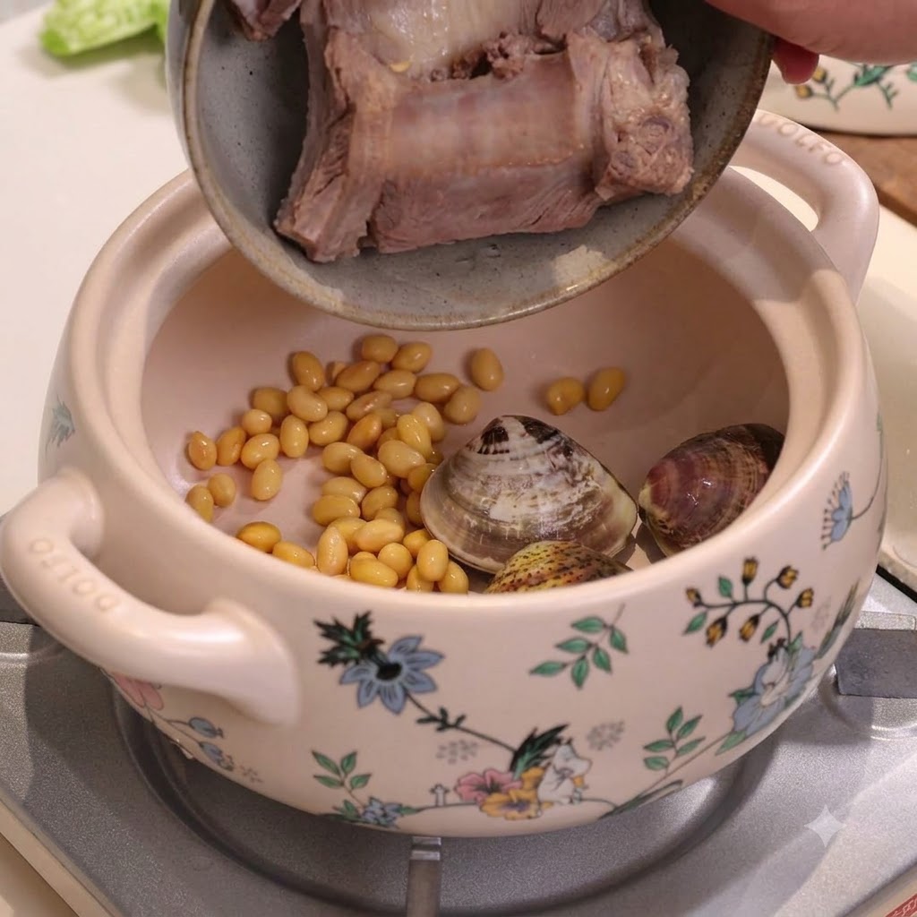Costillas de cerdo escaldadas siendo vertidas en una olla de guiso de cerámica que contiene soja y almejas.