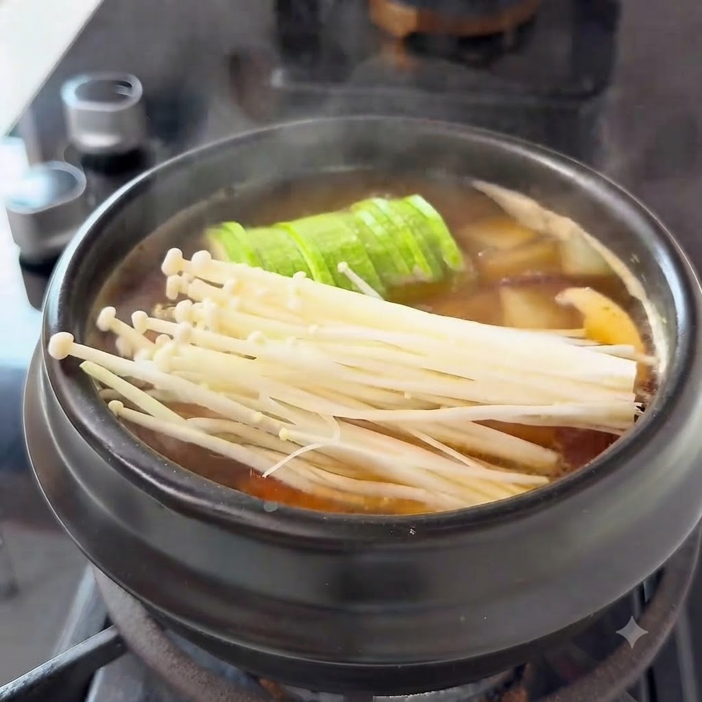 Rollos de ternera colocados encima de los ingredientes dentro de la olla de cocción.