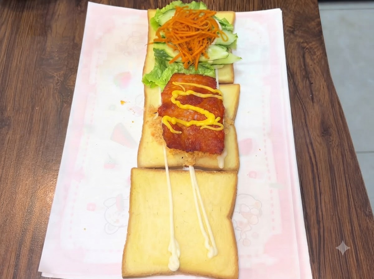 Exminiendo líneas en zigzag de salsa de mostaza con miel amarilla y kétchup rojo sobre la parte superior de una milanesa de pollo.