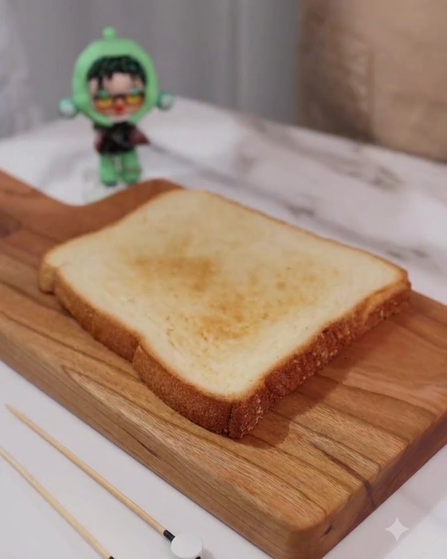 Hojas de lechuga verde fresca colocadas ordenadamente sobre una sola rebanada de pan tostado dorado.