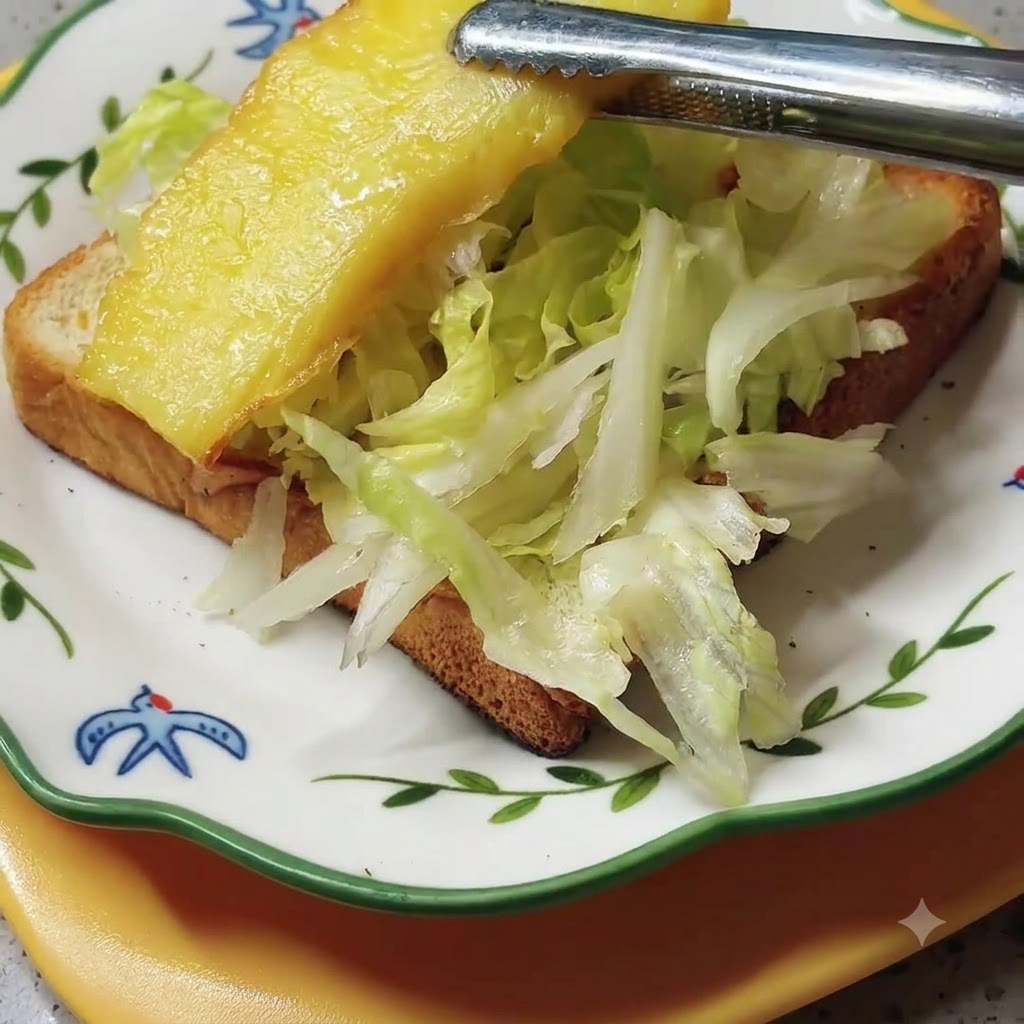Rodajas de piña asada organizándose encima de la capa de lechuga en el sándwich.